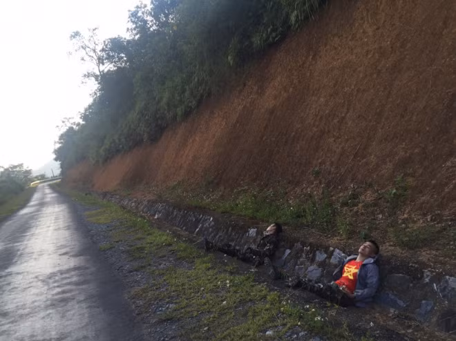 Chưa kể tới việc đi vào những ngày mưa, ngủ ở rãnh nước sẽ càng nguy hiểm hơn khi các khối đất đá đồi núi có thể bất ngờ đổ sụp hay lăn từ trên cao xuống gây nguy hiểm đến tính mạng.