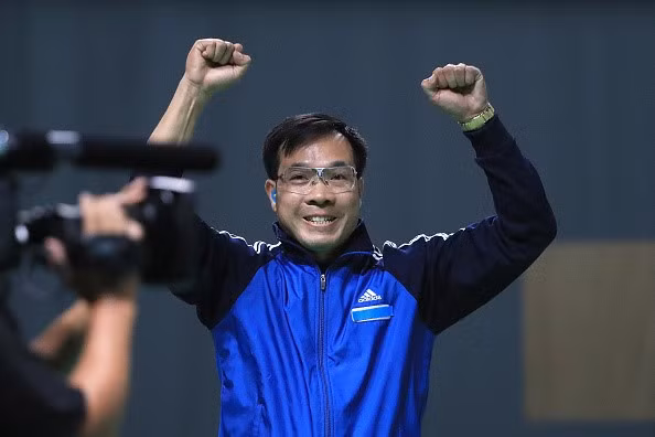 Hoàng Xuân Vinh vui mừng với tấm HCV Olympic đầu tiên cho đoàn TTVN. Ảnh: Getty Images.