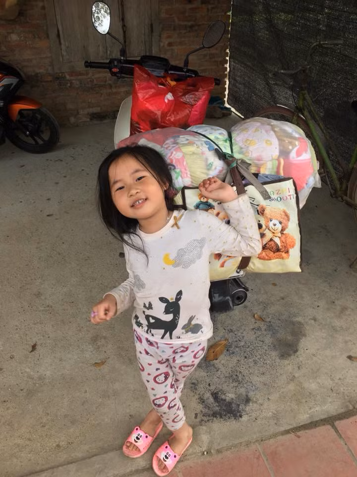 Hình ảnh những chiếc xe máy được chằng buộc đầy quà quê rất quen thuộc với những bạn sinh viên học xa nhà.