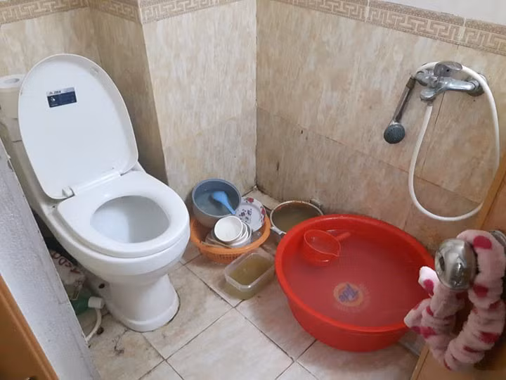 Cùng tâm sự như Minh Thu là Hải Yến, cô bạn quê Nam Định chia sẻ về đứa bạn cùng giường với mình: "Nó làm cái gì cũng bày ra, nhiều lúc mình cứ phải đi sau nó để nhặt đồ. Nói nó thì kêu mệt và để đâu chẳng được".