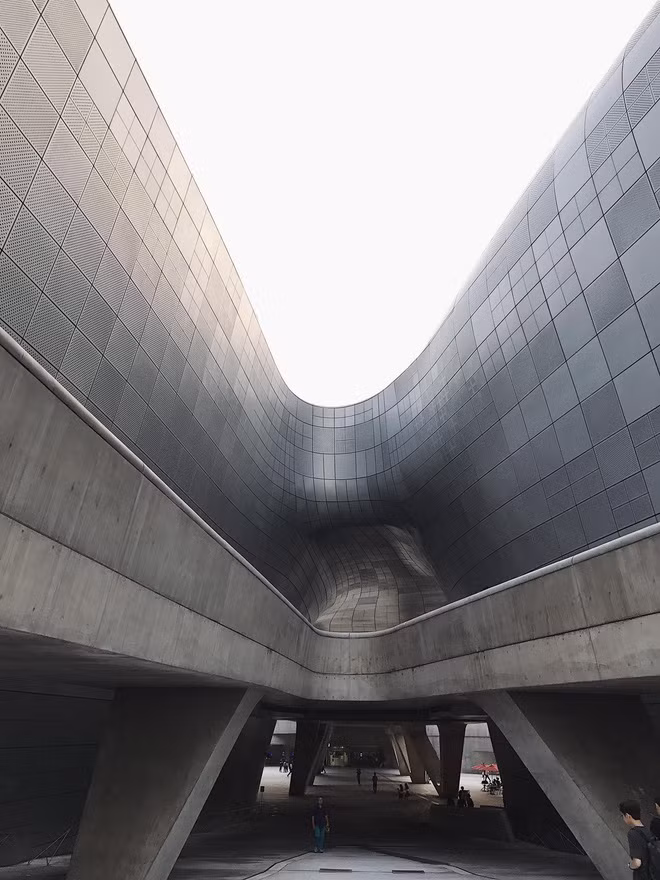 Sau nhiều mùa tổ chức Seoul Fashion Week, Dongdaemun Design Plaza đã trở thành một điểm sống ảo chất lừ thu hút khách du lịch quốc tế. Ảnh: Kien Hoang