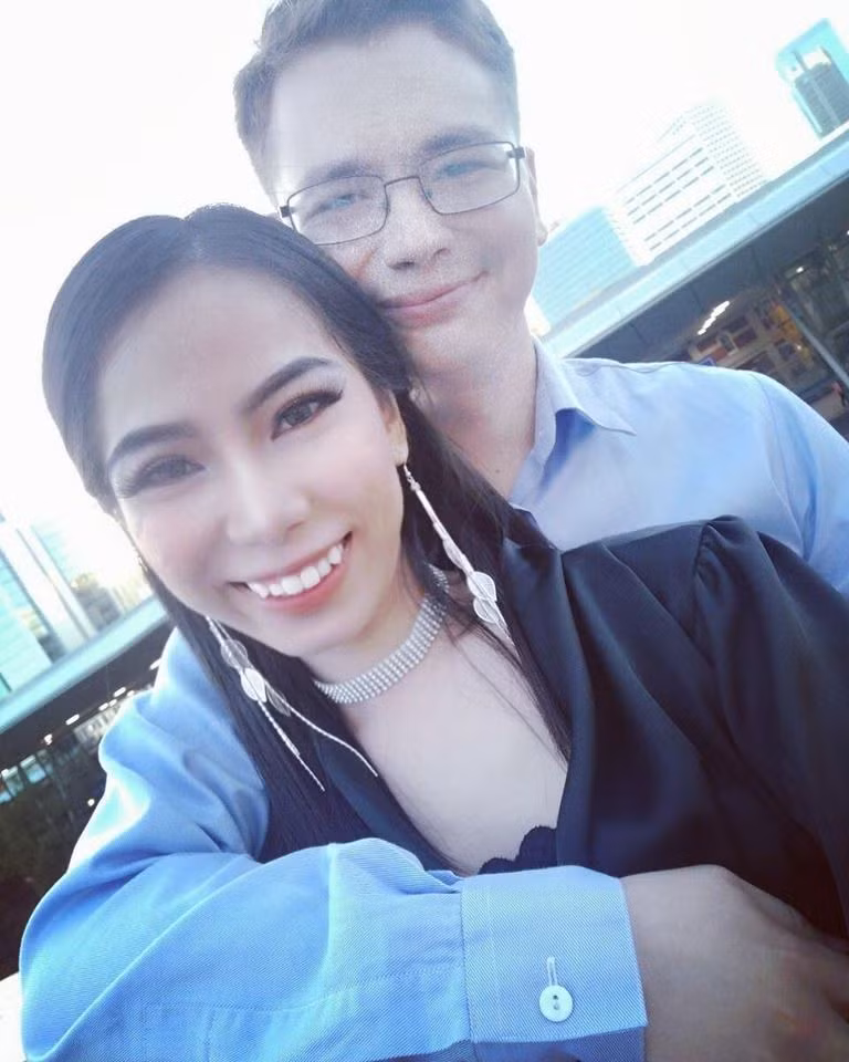 Ai cũng biết rằng, yêu xa để giữ lửa là điều khá khó, nên cứ hai tháng Gennady lại bay sang Việt Nam để thăm Mai Chu một lần, dù công việc kỹ sư của anh chàng này khá bận rộn.