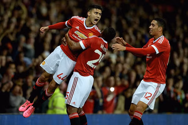 Man United cũng nằm trong top những lò đào tạo đóng góp nhiều "cây nhà lá vườn" nhất cho giải ngoại hạng Anh đó là Man United. "Nửa đỏ" thành Manchester đã đóng góp 8 cầu thủ cho Premier League mùa này với những cái tên nổi bật như Andreas Pereira, James Wilson hay Paddy MacNair.