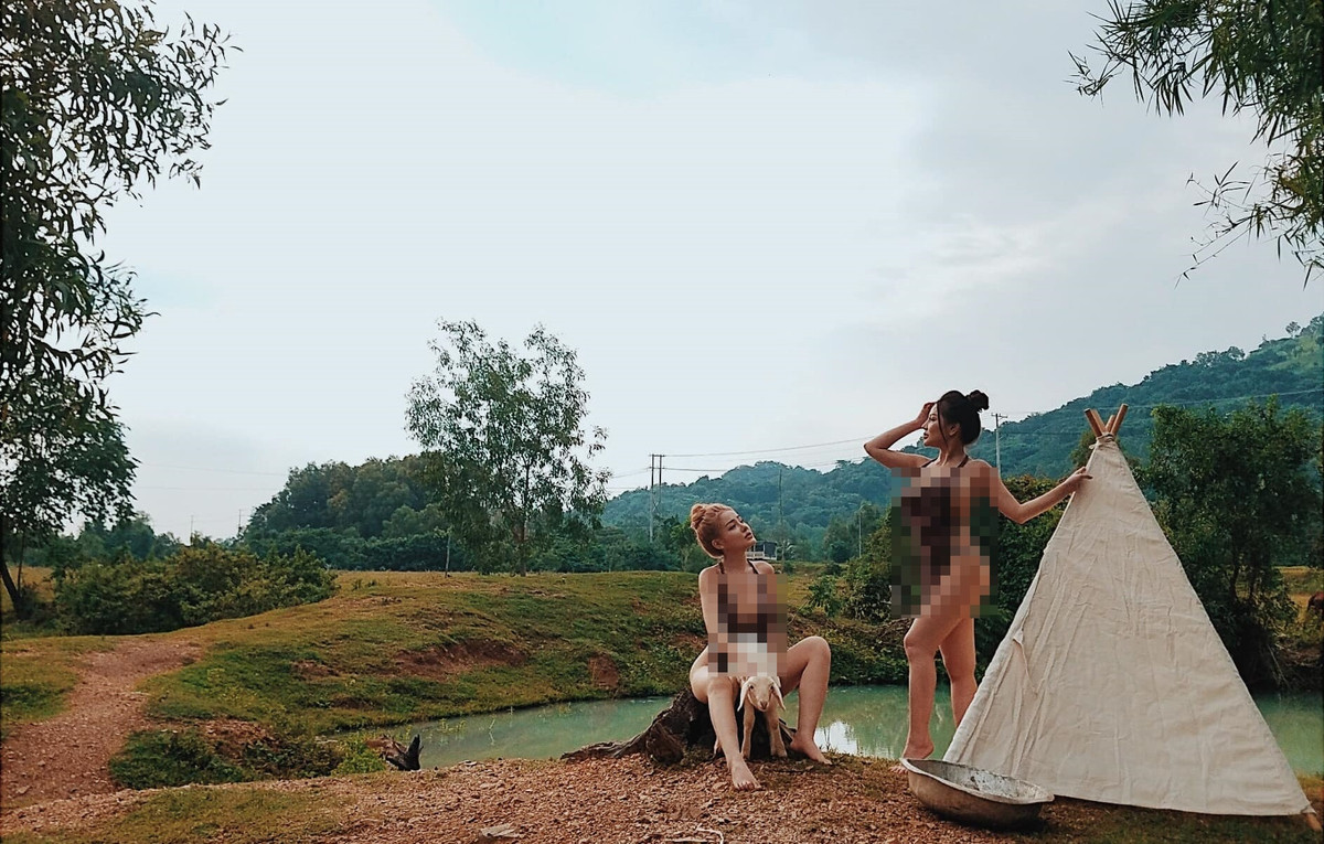 Trong khi nỗi lo của Ngân 98 lộ clip nóng chưa qua đi thì mới đây, nhiếp ảnh gia tên H.M.T cho đăng tải những bức ảnh có phần gây tranh cãi của hot girl thị phi cùng người bạn thân là Mon 2K.