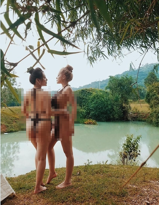 Ngay sau khi xuất hiện hiện trên MXH, bức ảnh lõa lồ của Ngân 98 nhanh chóng thu hút sự chú ý của CĐM. Đa phần các dân mạng đều lên tiếng đả kích mạnh mẽ với cách ăn mặc và biểu cảm của hot girl từng gây ra không ít thị phi này.