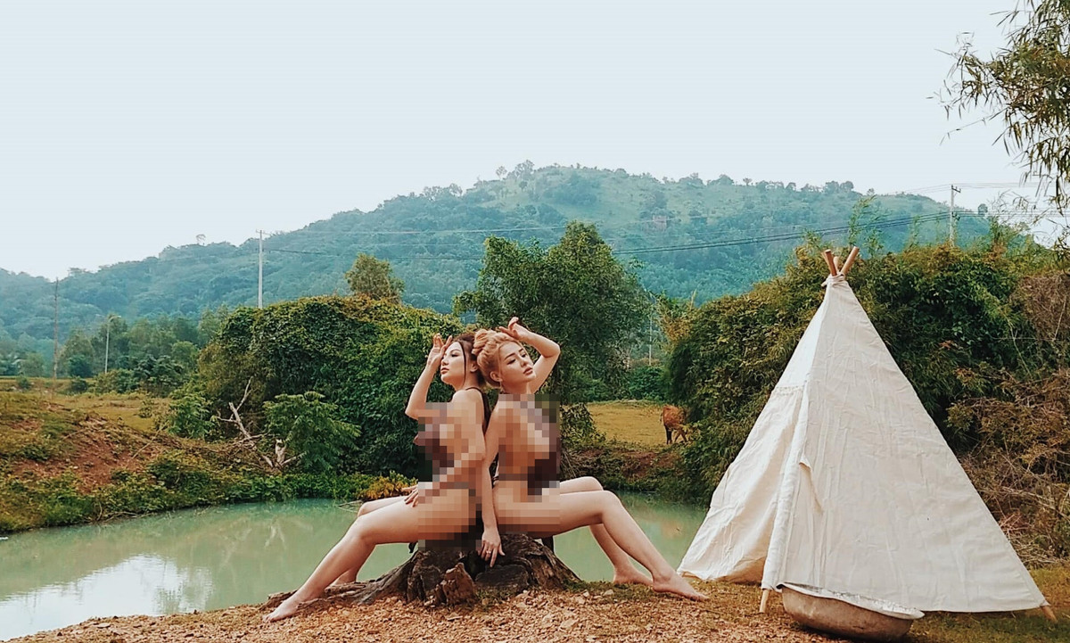 Xuất hiện trong bức ảnh bị đánh giá là lõa lồ, Ngân 98 ăn mặc thiếu vải chỉ với lớp áo yếm che phần ngực và chiếc quần lót lọt khe, bé bằng "nắm tay".