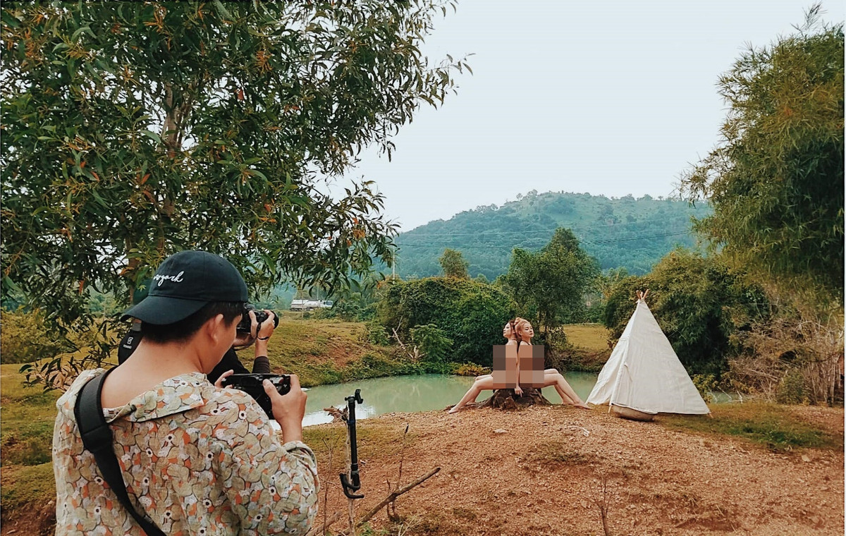 Những ngày qua trên MXH, cụm từ khóa Ngân 98 hay clip Ngân 98 trở nên cực hot. Bởi sau khi thông báo mất điện thoại, cô nàng hot girl thị phi này bị kẻ giật đồ tống tiền nếu không sẽ cho đăng clip nóng lên MXH.