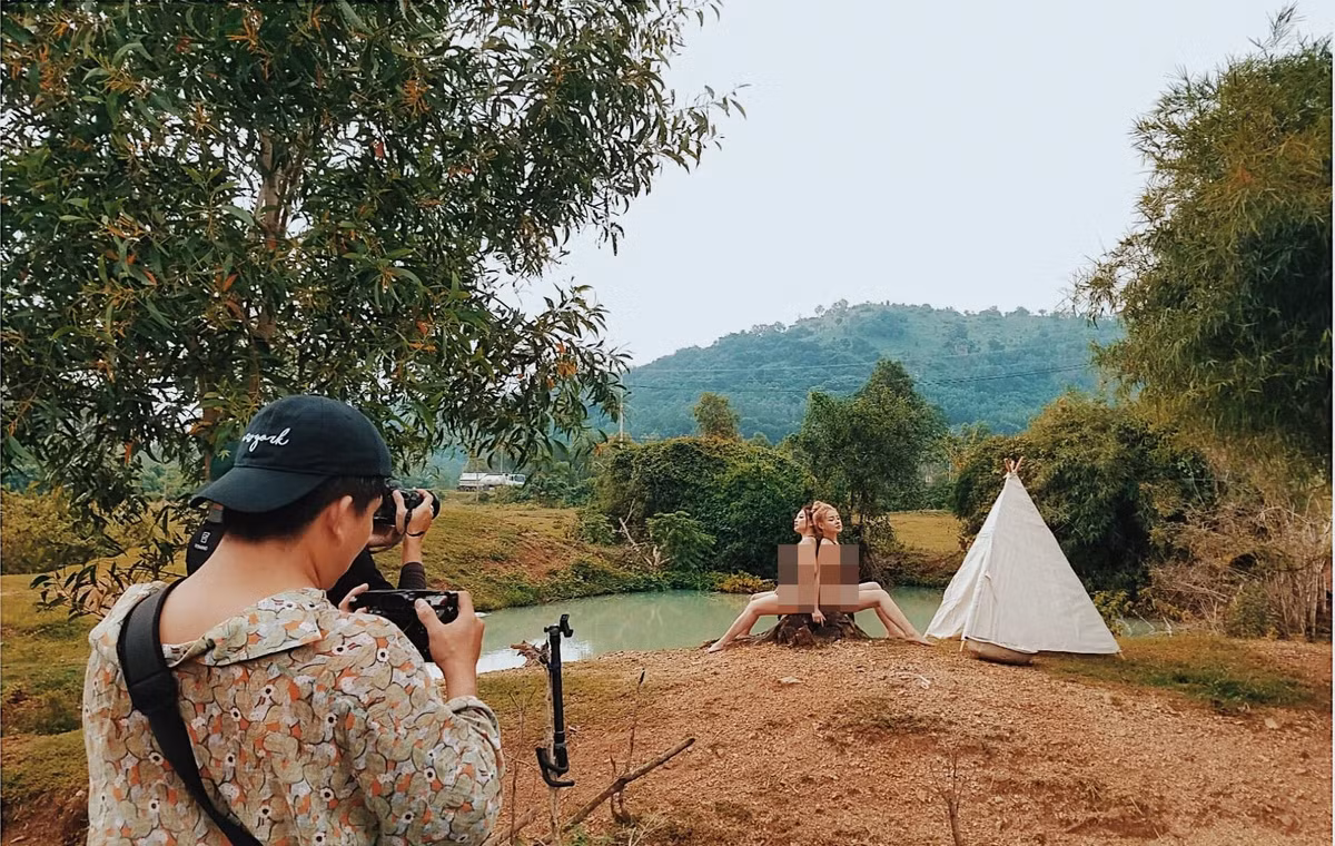 Những ngày qua trên MXH, cụm từ khóa Ngân 98 hay clip Ngân 98 trở nên cực hot. Bởi sau khi thông báo mất điện thoại, cô nàng hot girl thị phi này bị kẻ giật đồ tống tiền nếu không sẽ cho đăng clip nóng lên MXH.