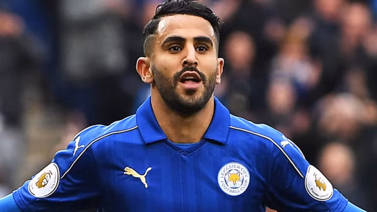 Mahrez chắc chắn rời Leicester: Thương vụ Riyad Mahrez đã có diễn biến bất ngờ ở phút chót. Trên trang chủ, LĐBĐ Algeria xác nhận tiền vệ này đã rời khỏi trại tập trung của đội bóng để trở về để hoàn tất thủ tục với CLB mới. Ảnh: Goal
