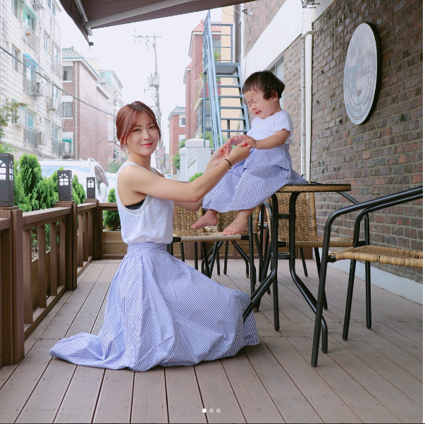 Hai mẹ con thường hay chụp ảnh đôi trong những bộ cánh ton-sur-ton và Hye Ju vô tình trở thành "mẫu ảnh" cho một shop quần áo.