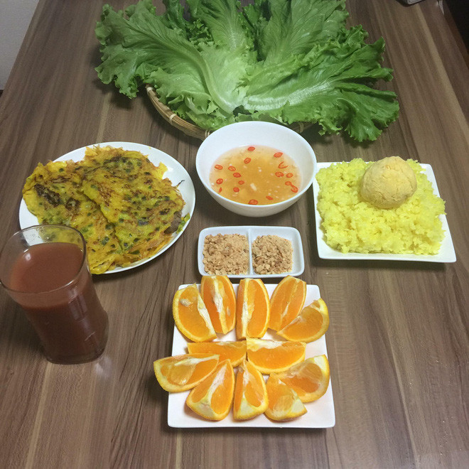 Mình không biết gì cả. Gọi điện về hỏi mẹ làm món sườn thì mẹ mình bày cho nhưng mình làm bị hỏng. Đến lúc làm món mướp xào lòng gà thì gọi cho con bé cùng phòng. Bé đó bày cho nhưng mình cũng làm sai. Đến món rau cải ấy, không biết nấu, luộc hay xào để thành canh nên mình đã gọi với ra ngoài hỏi anh người yêu cách làm món này. Đúng lúc đó, mẹ anh ấy về mới biết là mình không biết nấu. Bác ấy có vẻ không hài lòng. Sau đợt ấy mình cũng ngại, không dám lên chơi nữa", My kể thêm.