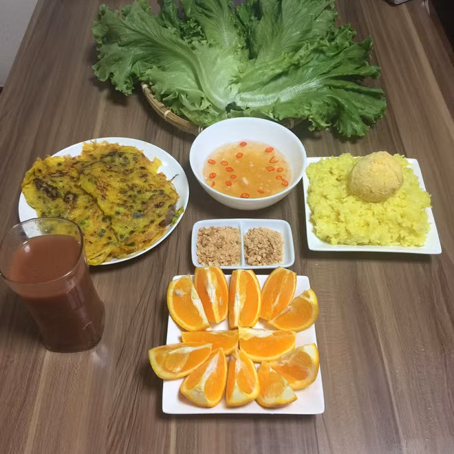 Mình không biết gì cả. Gọi điện về hỏi mẹ làm món sườn thì mẹ mình bày cho nhưng mình làm bị hỏng. Đến lúc làm món mướp xào lòng gà thì gọi cho con bé cùng phòng. Bé đó bày cho nhưng mình cũng làm sai. Đến món rau cải ấy, không biết nấu, luộc hay xào để thành canh nên mình đã gọi với ra ngoài hỏi anh người yêu cách làm món này. Đúng lúc đó, mẹ anh ấy về mới biết là mình không biết nấu. Bác ấy có vẻ không hài lòng. Sau đợt ấy mình cũng ngại, không dám lên chơi nữa", My kể thêm.