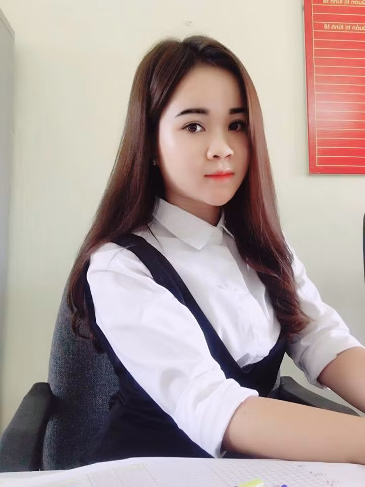 Ngọc Quỳnh chia sẻ, mỗi giờ ăn trưa, đồng nghiệp của cô lại háo hức chờ xem hôm nay cô nấu món gì, sắp xếp ra sao. Không ít người thích thú xin chụp ảnh hộp cơm trưa vui mắt của 9X đến từ Bắc Kạn này.