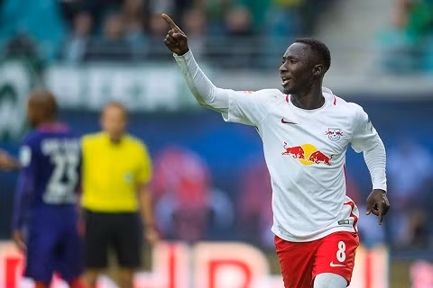 Liverpool tiếp tục có bom tấn: Theo thông tin chuyển nhượng cầu thủ từ tờ Mirror, Liverpool đã cân nhắc đàm phán chiêu mộ tiền vệ Naby Keita bất chấp việc Leipzig thét giá 70 triệu bảng. Tài năng trẻ 22 tuổi này đã có màn trình diễn rất ấn tượng ở mùa giải trước, giúp Leipzig về thứ 2 ở Bundesliga. Nếu mua Keita, The Kop gần như chắc chắn sẽ phá kỉ lục chuyển nhượng lần 2 trong Hè này, sau thương vụ Mohamed Salah (39 triệu bảng). Ảnh: Mirror