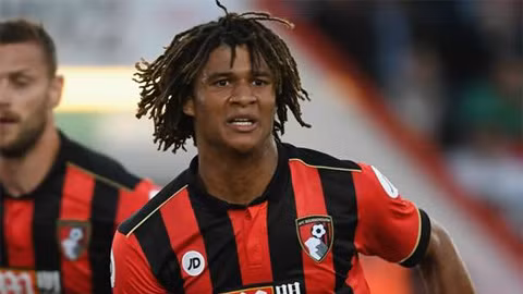 Chelsea chia tay 1 cầu thủ: Bournemouth xác nhận trên trang chủ họ đã chiêu mộ thành công cầu thủ Nathan Ake của Chelsea. Mức giá chuyển nhượng không được Bournemouth tiết lộ nhưng theo thông tin chuyển nhượng bóng đá từ BBC và SkySport, Nathan Ake đã cập bến Dean Court với mức giá 20 triệu bảng. Ảnh: Goal