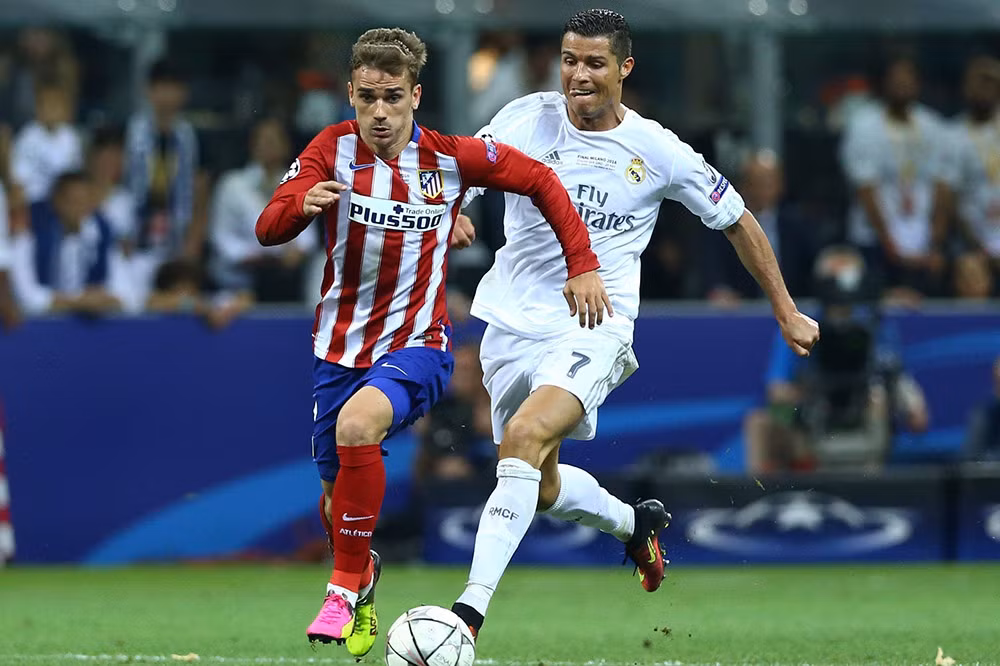 Real Madrid đi đêm Griezmann: Don Balon đưa tin, Chủ tịch Florentino Perez đang âm thầm thực hiện một kế hoạch quan trọng cho Real Madrid, để thay đổi hàng công. Theo đó, Perez đang đi đêm để hy vọng nhận được cái gật đầu của Antoine Griezmann. Real sẽ bán Gareth Bale trong mùa Hè năm sau. Không loại trừ khả năng Benzema cũng phải ra đi. Perez xem Griezmann là lựa chọn lý tưởng để thay đổi hàng công, vì kinh nghiệm của anh ở La Liga. Ảnh: Don Balon