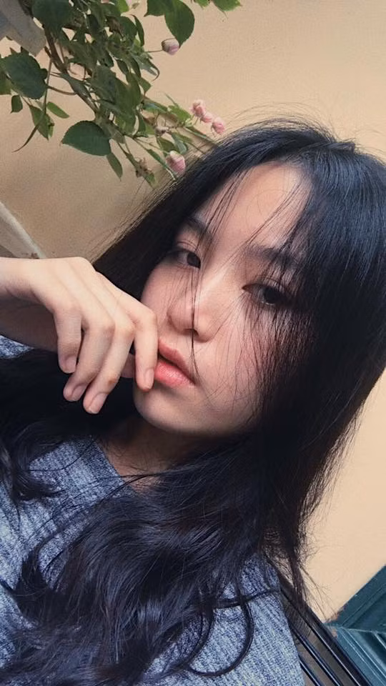 Tuệ Anh cũng nói thêm rằng, cảm giác thoải mái sau khi "lần đầu làm việc ấy" đã giúp cô dần vượt lên con người cũ và hóa thân thành một "tắc kè hoa" đầy tiềm năng.