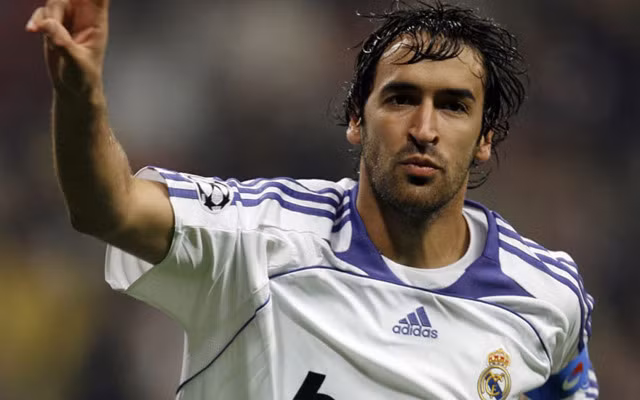 Xếp thứ 3 là huyền thoại Raul Gonzalez. Cầu thủ này thi đấu cho cả Real Madrid lẫn Schalke 04 tại Champions League và có được 77 bàn thắng.