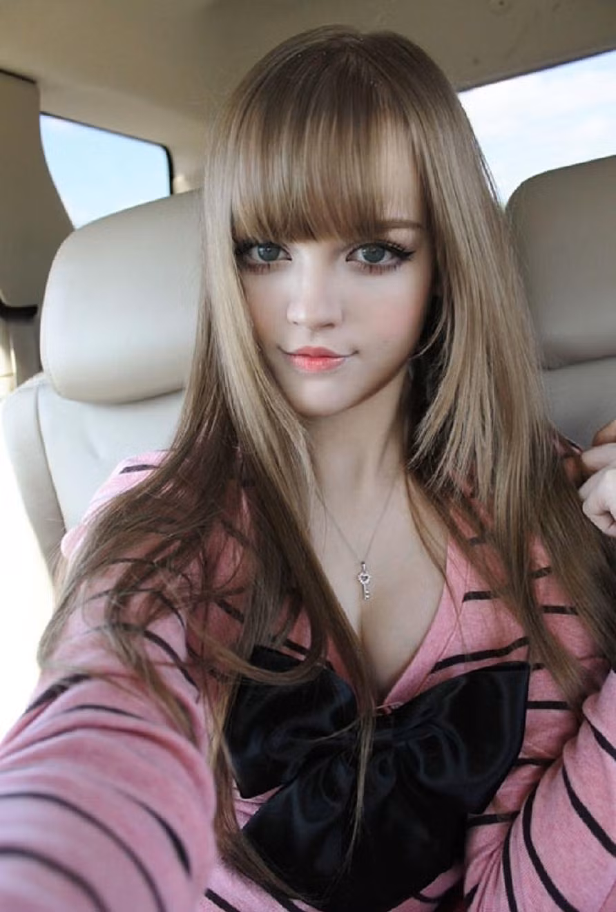 Dakota Rose không chỉ là một blogger danh tiếng tại Nhật mà cô còn khiến nhiều người phải nhớ tới mình bằng khuôn mặt xinh đẹp tựa như búp bê. Nếu không khai thác triệt để những thông tin của Dakota thì không ai biết cô đã hơn 30 tuổi.