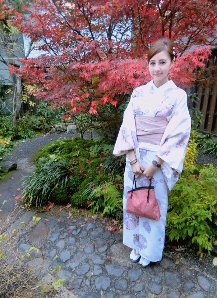 Vóc dáng mảnh mai, mái tóc xoăn nhẹ bồng bềnh, là da trắng mịn, đôi mắt to tròn theo đúng chuẩn đẹp của con gái châu Á, nhiều người nhận xét Rita Cao trẻ hơn so với số tuổi của cô.