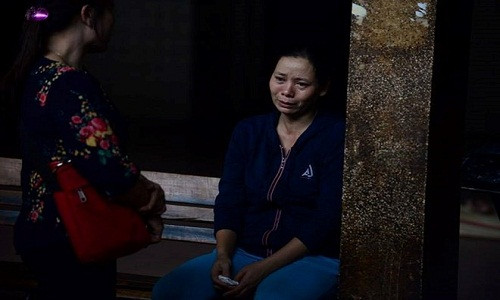 Người thân khóc thương các nạn nhân xấu số. Ảnh: Thanh Tùng.