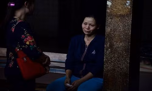 Người thân khóc thương các nạn nhân xấu số. Ảnh: Thanh Tùng.