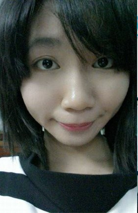 Trong quá khứ của mình, Hoàn Mỹ sở hữu gương măt không quá nổi bật nếu không muốn nói là kém xinh. Khi còn ngồi trên ghế nhà trường, giống như bao nữ sinh khác ở độ tuổi đó, Hoàn Mỹ cũng từng để tóc mái ngố, đeo kính Nobita gọng to đùng và mặc những bộ quần áo xì-tin.