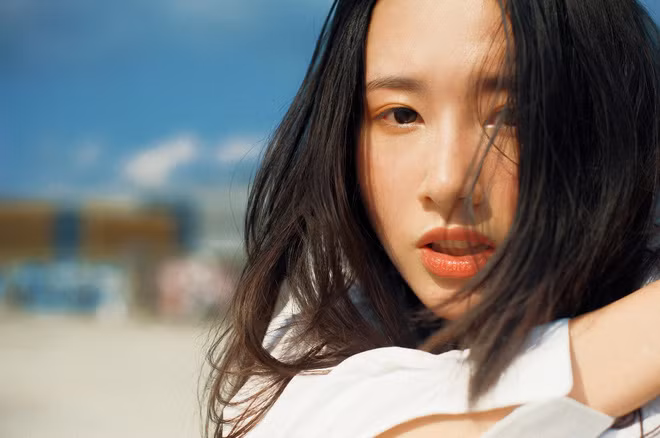 Theo dõi trang cá nhân của Thiệu Quân mới biết, không chỉ xinh đẹp, cô bạn 9X Trung Quốc này còn vô cùng đa tài nữa. Thiệu Quân có thể diễn xuất, đọc kịch, làm MC và thông thạo 3 loại đàn là piano, guitar và ukulele.