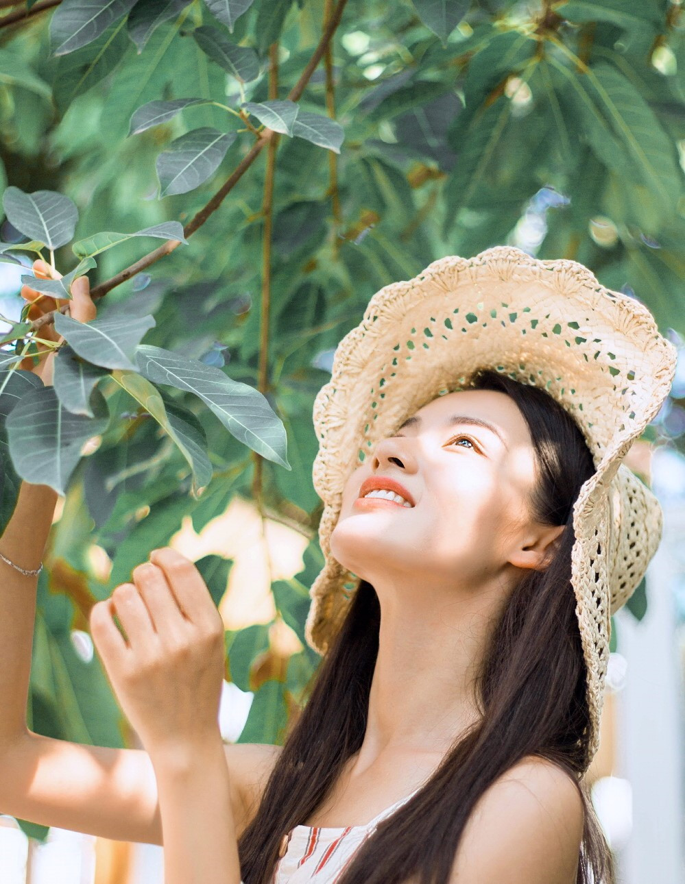 Không đơn giản để Thiệu Quân được dân mạng mệnh danh bản sao xuất sắc của hai ngôi sao điện ảnh đình đám của Trung Quốc.