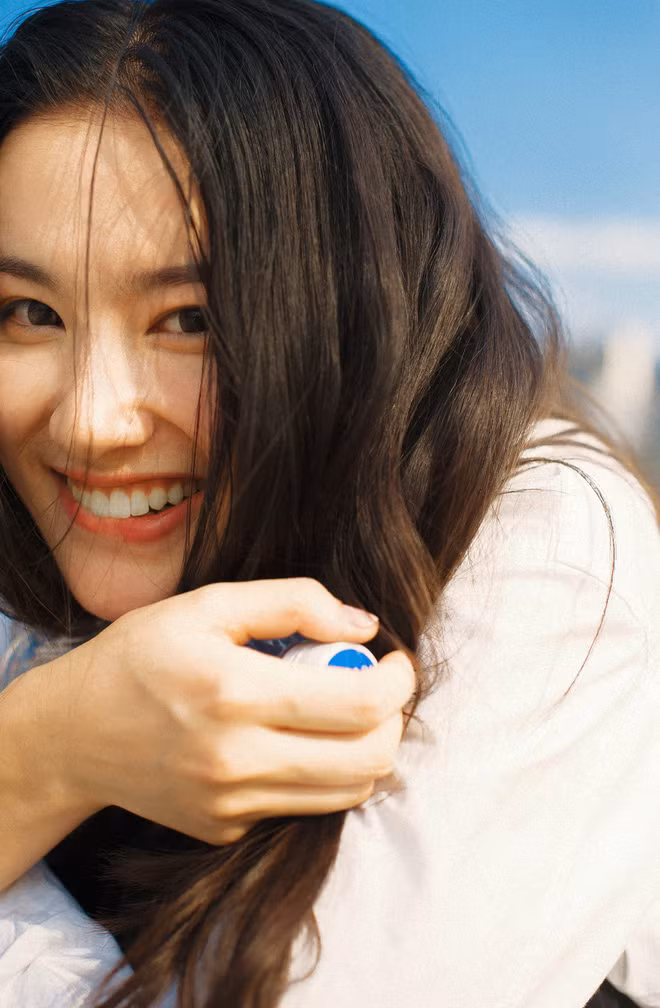 Ở một góc nhìn khác, nữ sinh 9X này lại có vẻ giống đàn chị Lưu Diệc Phi.