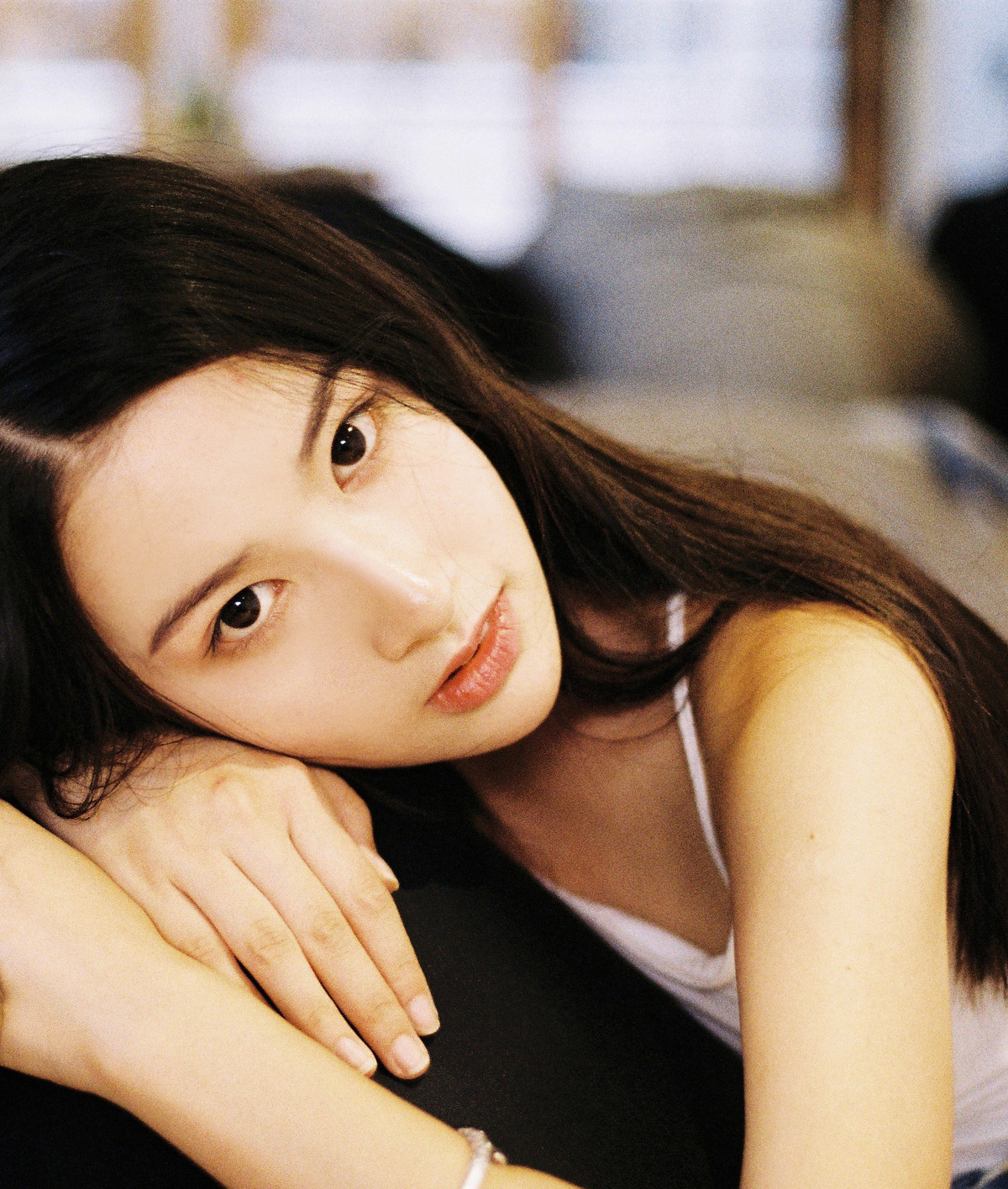 Sở hữu một mái tóc đen dài nữ tính, khuôn mặt thanh tú, đôi mắt mơ màng cùng sống mũi cao thẳng tạo nên tổng thể vô cùng tự nhiên và xinh đẹp,Thiệu Quân khiến nhiều người liên tưởng đến "thần tiên tỷ tỷ" Lưu Diệc Phi.