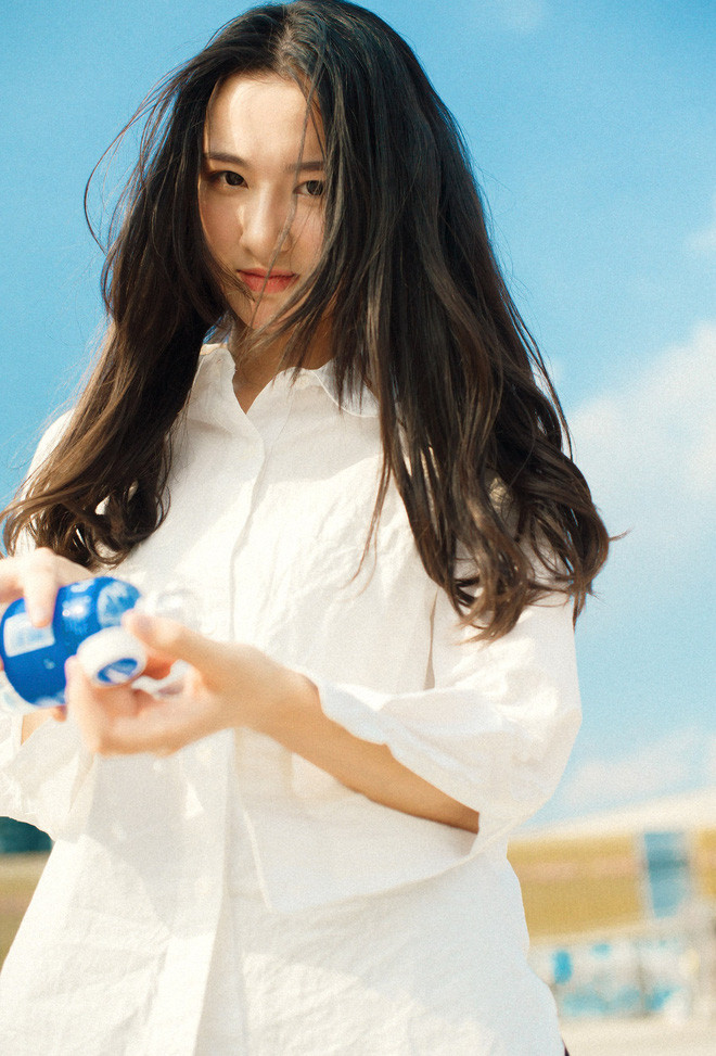 Với chiều cao 1m68 cùng vóc dáng thanh mảnh, Thiệu Quân thường xuyên nhận được lời mời làm mẫu từ nhiều nhãn hàng cũng như thương hiệu thời trang.