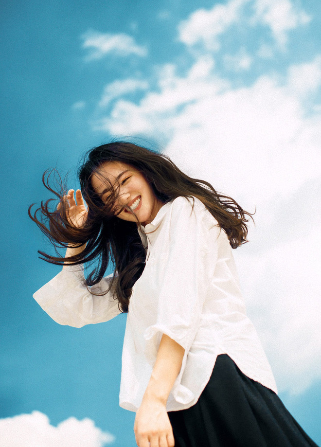 Ở nhiều góc ảnh, Thiệu Quân vô cùng giống nữ diễn viên Trương Bá Chi.