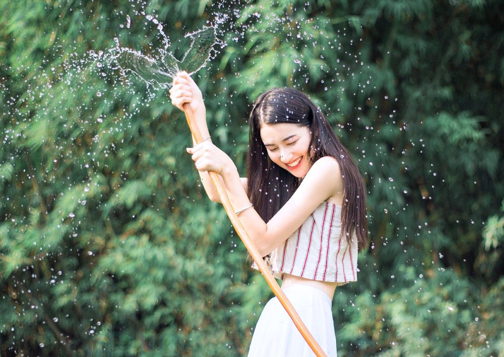 Khi cười tươi, Thiệu Quân lại có nhiều nét giống Trương Bá Chi. Nhưng dù giống ai thì cũng không thể phủ nhận rằng nhìn cô bạn ấy thực sự cuốn hút và dễ thương.