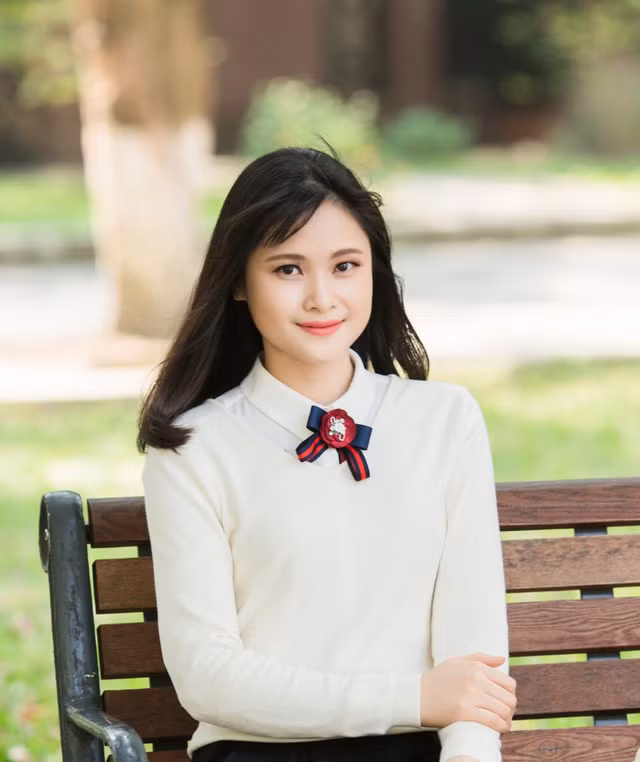 Cái tên Mùi Khánh Ly không còn xa lạ với khán giả yêu truyền hình khi từng giữ vai trò biên tập viên và dẫn chương trình cho các bản tin của Trung tâm tin tức VTV24. Bà mẹ trẻ gây ấn tượng với phong cách dẫn chương trình giản dị, gần gũi.