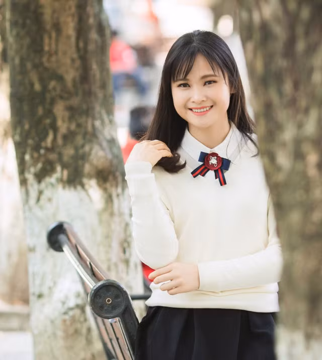 Tuy nhiên, điều tạo nên sự ấn tượng nhất trong bộ ảnh được nhiều người yêu thích đó là nhan sắc của BTV Khánh Ly. Bà mẹ trẻ tuổi băm này sở hữu gương mặt trẻ trung, tươi tắn và nụ cười rạng ngời.