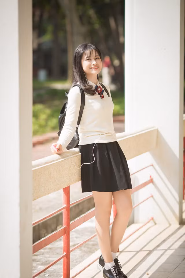 Trên trang cá nhân của mình, BTV Khánh Ly thường xuyên chia sẻ những bức ảnh hàng ngày của mình và nhận được vô vàn lời khen và sự ngưỡng mộ.