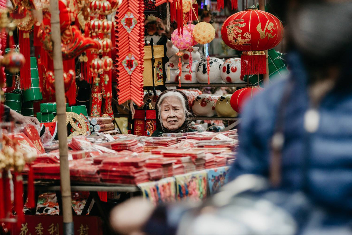 Tuy vậy, không ít các thế hệ người Hà Nội vẫn tìm về đây, vào những ngày cuối cùng của năm. Họ tìm thấy giữa những hối hả, tấp nập là khoảng lặng, sự bình yên mà không phải phiên chợ nào cũng có.