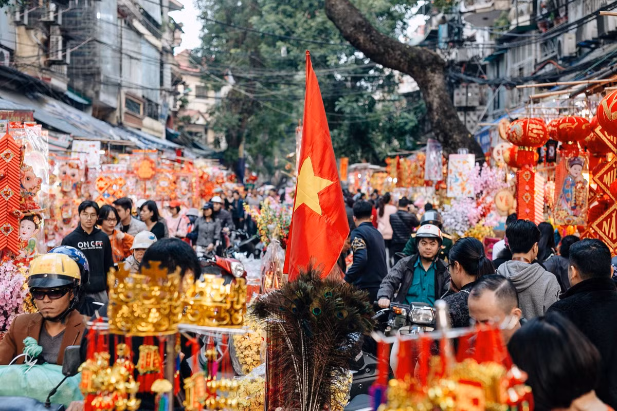 Trong những ngày cuối cùng của năm cũ, người ta tới đây, tranh thủ tìm lại hương vị Tết xưa. Đôi khi vốn chỉ để hòa mình vào không khí du xuân, muốn được đi qua những gian hàng truyền thống rồi tự mình cảm nhận phần nào sự nhộn nhịp, hối hả của thời gian.