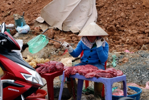 Nickname Hoàng Mai Lan chia sẻ rằng: "Cách bán hàng này có vẻ quá độc đáo và người bán hàng trên nên được phong danh hiệu "cô chủ quán có tâm nhất Vịnh Bắc Bộ". Nhiều người chắc chắn cũng bị thu hút bởi tấm màn và ghé vào đó mua hàng."
