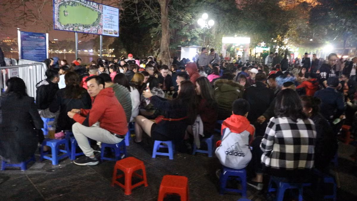 Giá ngày bình thường của những cốc trà chanh chỉ có 10 ngàn đồng nhưng vin vào cớ ngày lễ, Tết và có vị trí đẹp để xem pháo hoa, các "con buôn" đã sẵn sàng móc túi khách hàng của mình khiến nhiều người chỉ biết đứng dậy và lắc đầu.