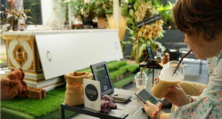 Phong cách trang trí của quán cà phê được lấy cảm hứng từ cái chết với tông màu chủ đạo là đen và trắng. Tuy nhiên, các vật dụng được bày biện nhẹ nhàng, đơn giản hóa để tránh làm cho khách hàng cảm thấy u ám.