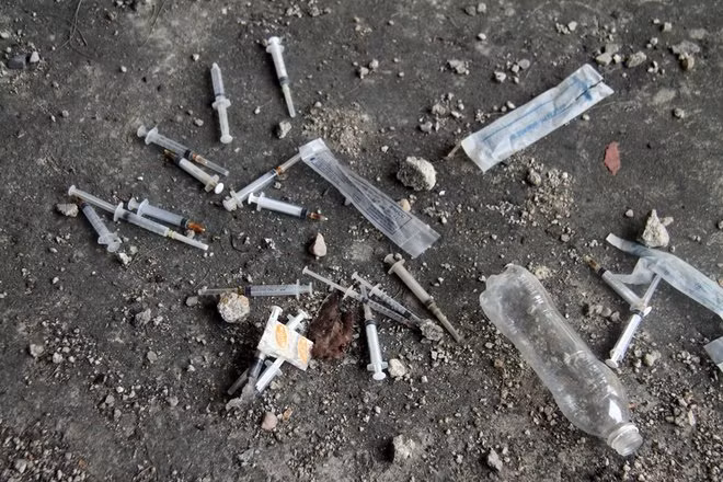 Bí thư xã Đại Lãnh, ông Trần Huy Định nhìn nhận, ngôi nhà bỏ hoang trở thành "điểm đen" của địa phương - là nơi tụ nơi tụ tập, hút chích của những con nghiện khiến người dân lo lắng. "Địa phương nhiều lần làm đơn kiến nghị huyện và tỉnh có các xử lý, nhưng nhiều năm vẫn chưa có cách giải quyết", Bí thư xã nói. Theo ông, công an xã thường xuyên tuần tra, phát hiện nhiều con nghiện tới ngôi nhà "hoang" sử dụng ma túy. "Mới đây, hơn chục người nghiện tụ tập ở đây được địa phương đi cai thuốc tập trung", ông Định cho biết.