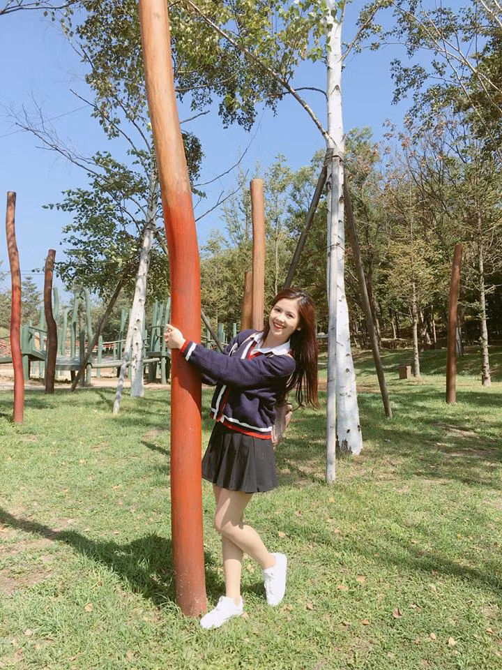 Với trang phục đơn giản, trẻ trung và lối trang điểm nhẹ nhàng, Thanh Thư ghi điểm trong mắt người nhìn bởi vẻ đẹp ngọt ngào và năng động.