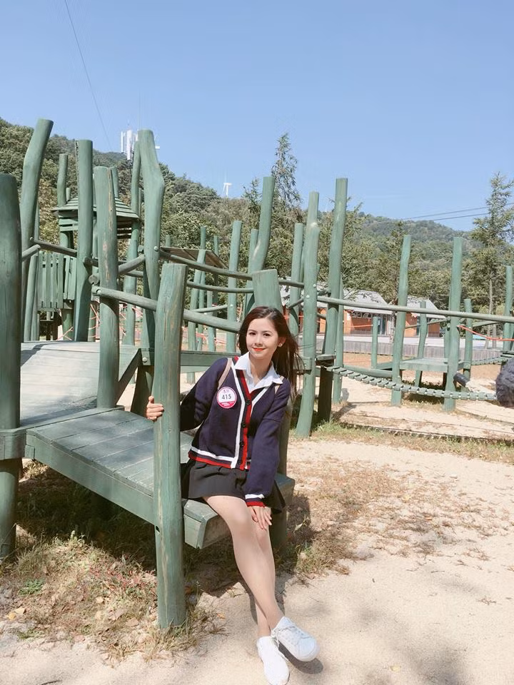 Tận dụng nhan sắc trẻ trung của mình, Thanh Thư tranh thủ hóa thân trong bộ trang phục chẳng khác gì đồng phục của các nữ sinh Hàn Quốc với chiếc áo len cadigan, chân váy và giày thể thao.