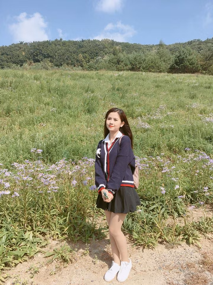 Trên trang cá nhân của mình, cô nàng cũng thường xuyên cập nhật những hình ảnh tại Hàn Quốc cùng các thí sinh Miss Teen 2017.