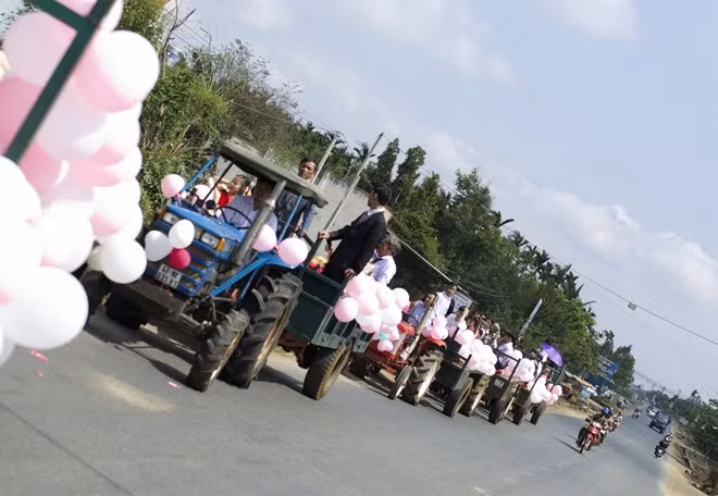 Đoàn rước dâu bằng xe đầu kéo tại Nghệ An.