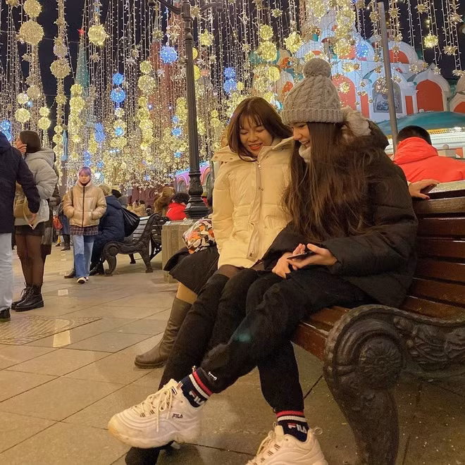 Hiện Văn Lâm trên đường trở lại Thái Lan hội quân cùng CLB Muangthong United để chuẩn bị cho mùa giải Thai League 2020. Trong khi đó, Yến Xuân đã trở về Việt Nam và thường xuyên đăng các hình ảnh đón Noel sớm ở nhà bạn trai kèm hashtag #memories.