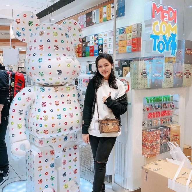 Cặp đôi trai tài - gái sắc của đội tuyển Việt Nam dành thời gian đi tham quan và check-in tại nhiều địa điểm nổi tiếng tại xứ sở hoa anh đào. Theo tiết lộ của Quỳnh Anh, đây là lần đầu tiên cô đặt chân tới quốc gia này.