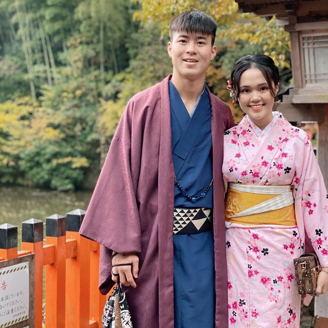 Sau trận đấu với Thái Lan tại vòng loại World Cup 2022 tối 19/11, trung vệ Đỗ Duy Mạnh có thời gian nghỉ ngơi và đưa bạn gái Nguyễn Quỳnh Anh đi du lịch Nhật Bản.